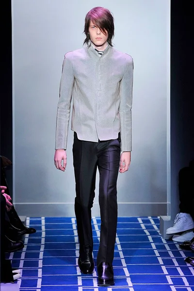 Look 16